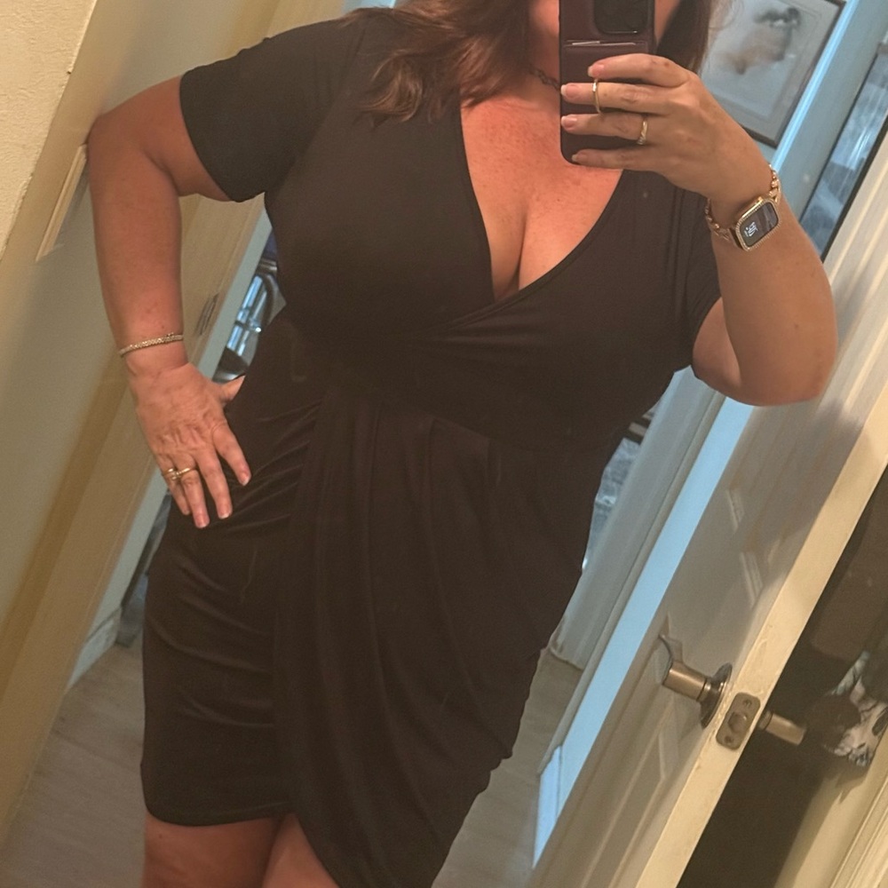 Black Sheath Mini Dress with V-Neck Short Sleeves